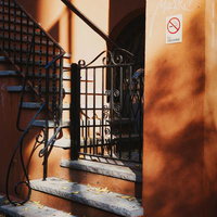 ニューヨークのアパート前の階段と装飾的な入口の写真