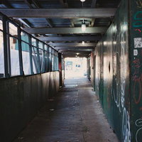 ニューヨークの路地裏のストリート落書きと薄暗い通路の写真