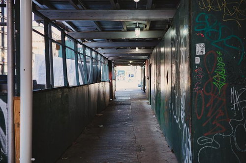 ニューヨークの路地裏のストリート落書きと薄暗い通路