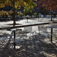 ニューヨークのテラススペースで秋日差しを受けるテラステーブルの写真