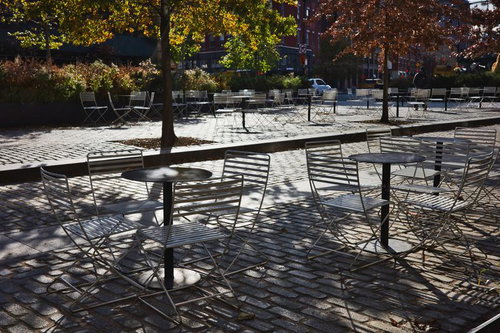 ニューヨークのテラススペースで秋日差しを受けるテラステーブル