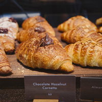 ベーカリーショーケースに並ぶチョコクロワッサンの写真