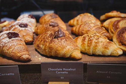 ベーカリーショーケースに並ぶチョコクロワッサン