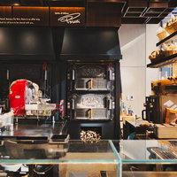 ニューヨークのパン屋に設置されたレトロな石窯の写真