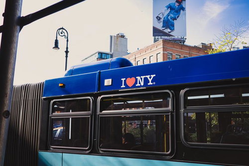 「I LOVE NY」のメッセージを運ぶニューヨークのバス車両