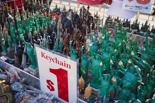 ニューヨークの露店に並ぶ自由の女神のお土産
