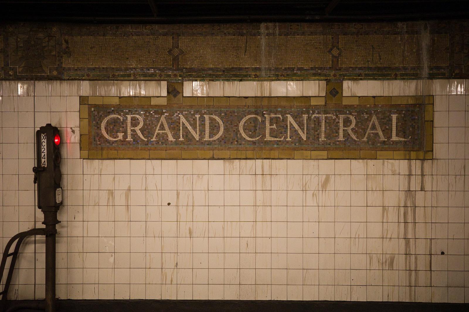 モザイクタイルでGRAND CENTRALと描かれたニューヨークの駅構内の壁面