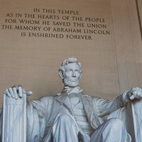 アメリカの歴史を映すリンカーン記念堂の大理石坐像の写真