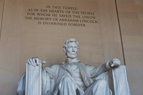 アメリカの歴史を映すリンカーン記念堂の大理石坐像