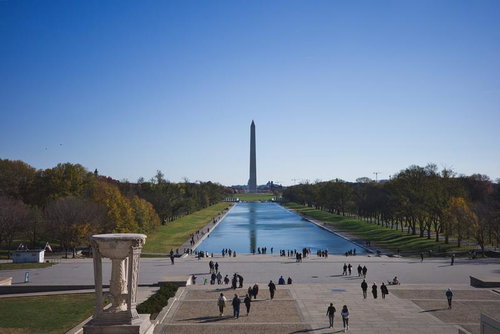 リンカーン記念堂の展望台から見るリフレクティングプール越しのワシントン記念塔