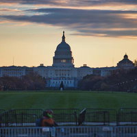 アメリカ国会議事堂を照らす夜明けの朝焼けの写真
