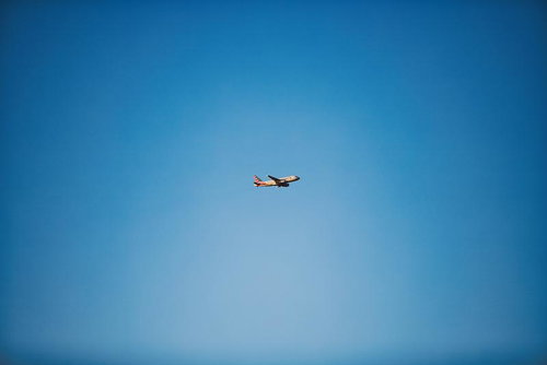 アメリカンエアラインの旅客機が青空を飛ぶ