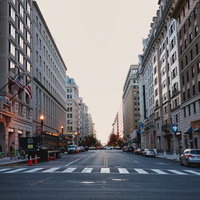 ワシントンD.C.の街角に広がる道路と横断歩道の風景の写真