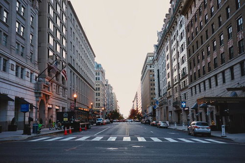 ワシントンD.C.の街角に広がる道路と横断歩道の風景