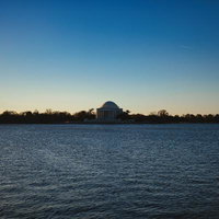 ワシントンD.C.の朝、ジェファソン記念碑と波立つ水面の写真