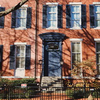 レンガ造りのアメリカンアパートの玄関前階段の写真