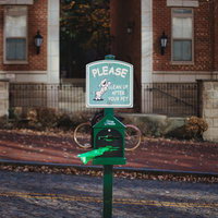 道端に立つペットのマナーを呼びかけるアメリカンサインボードの写真