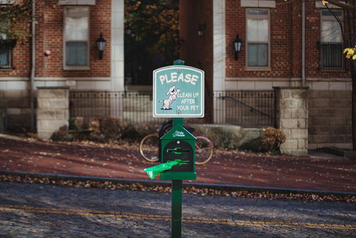 道端に立つペットのマナーを呼びかけるアメリカンサインボード