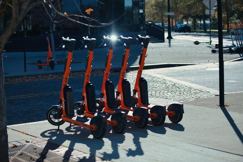 街中に並ぶ電動キックボードのシェアリング施設