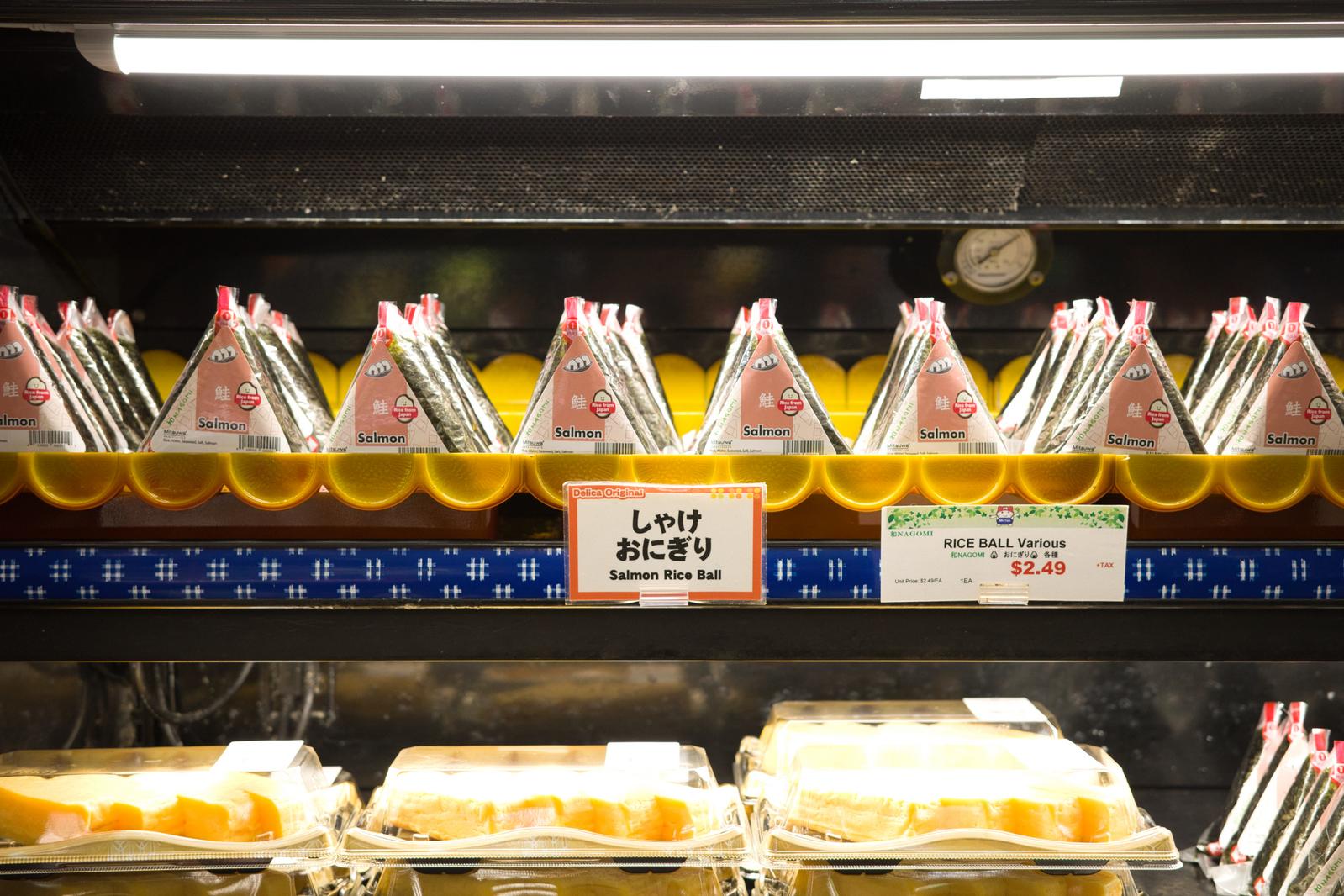 コンビニのショーケースに整列した鮭おにぎり