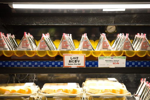 コンビニのショーケースに並ぶ鮭おにぎり・おむすび