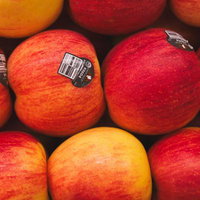 バーコード付きの箱詰めされたリンゴのテクスチャーの写真