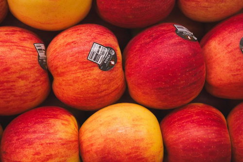 バーコード付きの箱詰めされたリンゴのテクスチャー