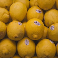 大量に積み上げられたレモンの写真