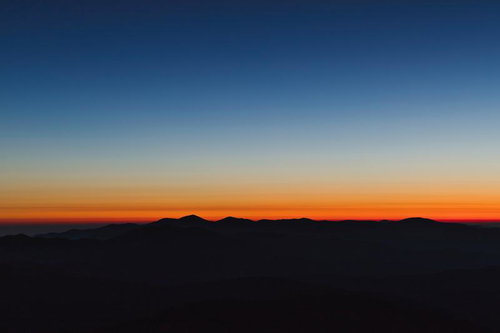 朝焼けと黄昏の間、山並みに沈む静けさとグラデーション