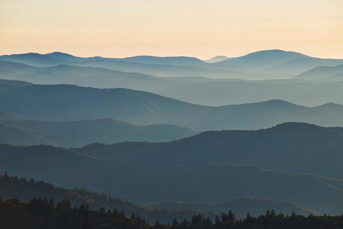 朝霧に包まれた美しく重なる稜線と山々のパノラマ風景