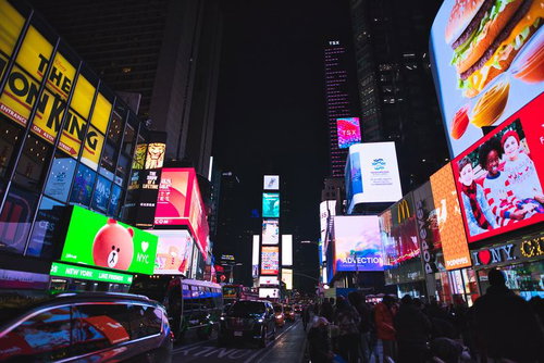 タイムズスクエアの夜景、カラフルなビルボードと人混み
