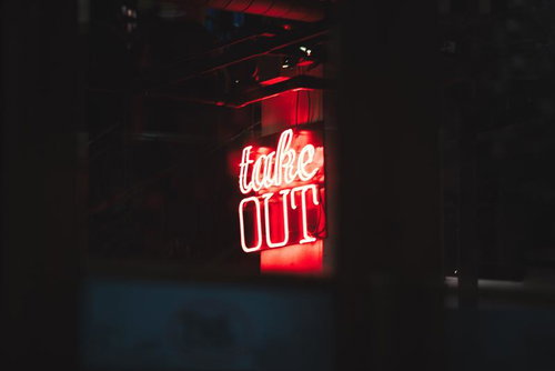 赤く光るネオン管のテイクアウト看板、BAR・飲食店の夜間営業