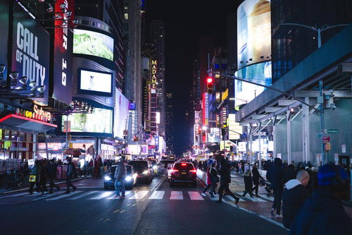観光客で賑わう夜のニューヨーク・ブロードウェイ