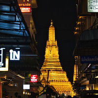 黄金色に照らされたワット・アルンのライトアップが鮮やかに浮かび上がる一夜の写真