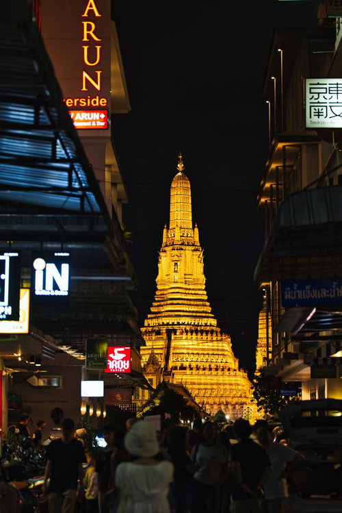 黄金色に照らされたワット・アルンのライトアップが鮮やかに浮かび上がる一夜
