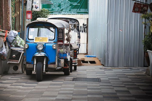 青いトゥクトゥクが停車する石畳の路地裏