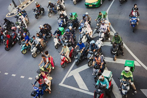 信号待ちで集結する大量のスクーターとバイクの俯瞰風景
