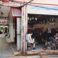 バンコクの路地裏に溶け込む町工場の写真