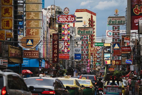 バンコクの多国籍都市感漂う雑踏と密集する中華系商業看板