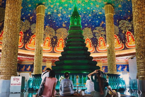 ワットパークナムで祈る参拝者