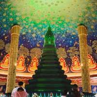 ワットパークナムで祈りを捧げる人々の写真