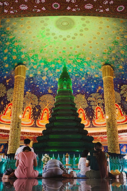 ワットパークナムで祈りを捧げる人々