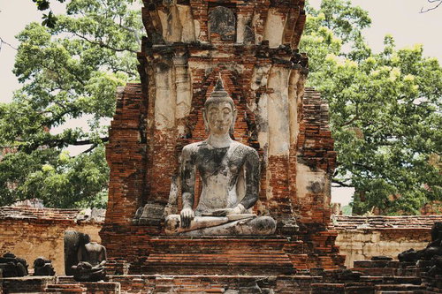 赤レンガの古代遺跡に結跏趺坐する大きな仏像