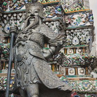 タイの寺院にある石造りの守護像の写真