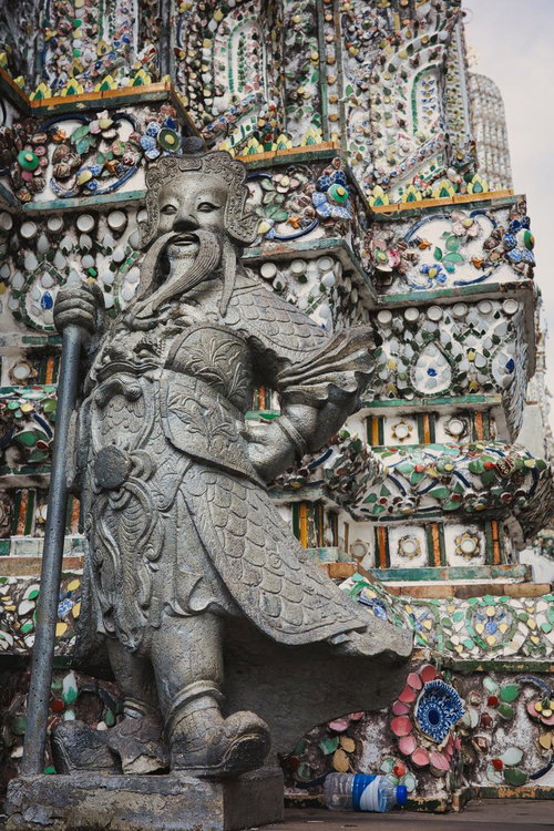 タイの寺院にある石造りの守護像