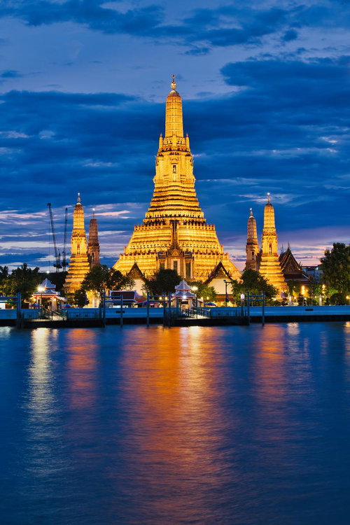 暁のワット・アルン 黄金の輝きと水面の揺らめき