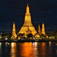 チャオプラヤー川に映るワット・アルンの夜景の写真