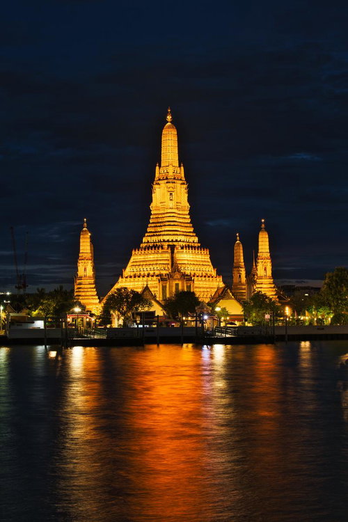 チャオプラヤー川に映るワット・アルンの夜景
