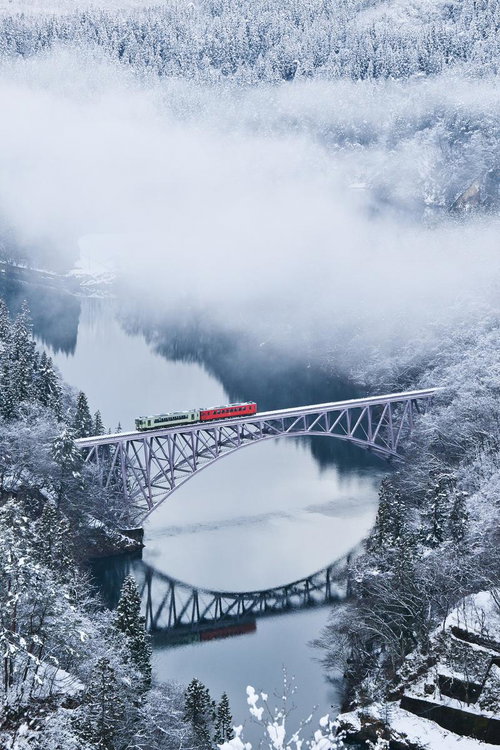 冬の第一只見川橋梁を通過する列車と雪景色