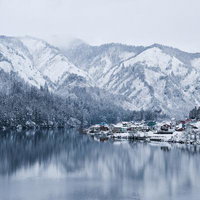 新潟県只見町の只見川沿いに広がる大志集落の雪景色の写真